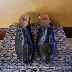 Sofft Sz 8W Cute and comfortable dark brown clogs with brass rivet details.